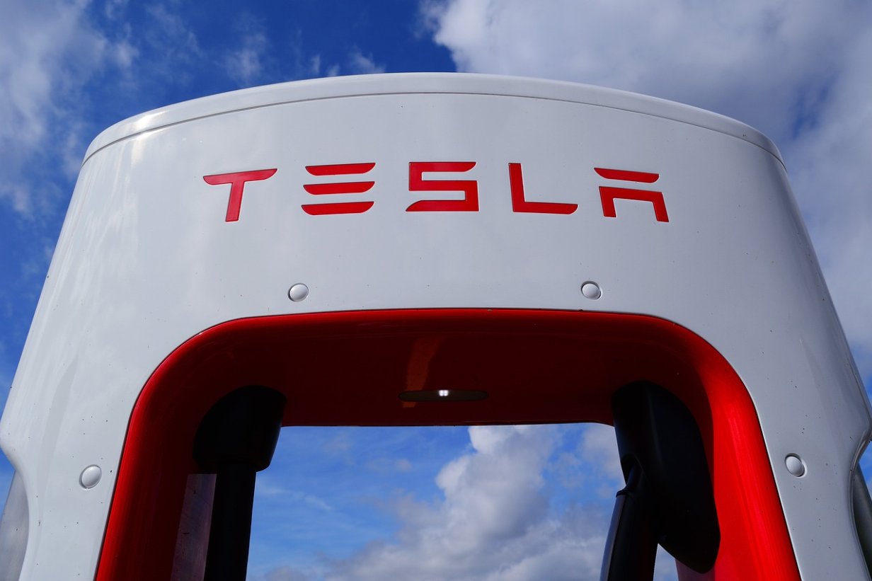 Tesla wird von kalifornischer Behörde verklagt