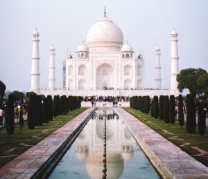 Das weltbekannte Taj Mahal ("Krone des Palastes") steht im Norden des Landes